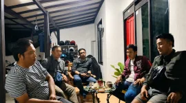 Foto: Kapten Inf Totok Subyantoro (kiri kedua) saat memberikan klarifikasi kepada Redaksi Media TrendiKabar.com, didampingi rekan-rekannya.