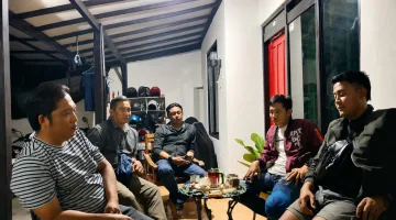 Foto: Kapten Inf Totok Subyantoro (kiri kedua) saat memberikan klarifikasi kepada Redaksi Media TrendiKabar.com, didampingi rekan-rekannya.