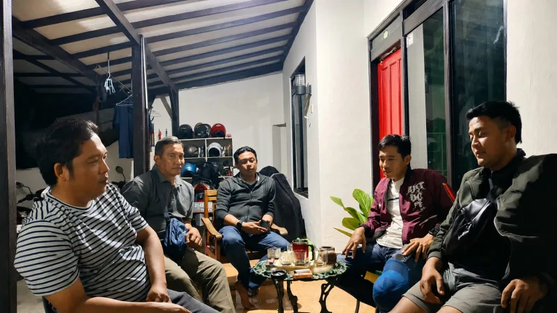 Foto: Kapten Inf Totok Subyantoro (kiri kedua) saat memberikan klarifikasi kepada Redaksi Media TrendiKabar.com, didampingi rekan-rekannya.