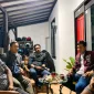 Foto: Kapten Inf Totok Subyantoro (kiri kedua) saat memberikan klarifikasi kepada Redaksi Media TrendiKabar.com, didampingi rekan-rekannya.