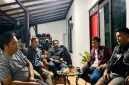 Foto: Keterangan foto: Kapten Inf Totok Subyantoro (kiri kedua) saat memberikan klarifikasi kepada Redaksi Media TrendiKabar.com, didampingi rekan-rekannya.