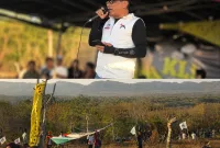 Foto: Ketua DPD PSI Sumenep bersama masyarakat dalam kegiatan Ngonjuk Lajangan di Desa Billapora Rebba, Kecamatan Lenteng.