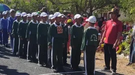 Foto: Tim gerak jalan SDN 3 Pancor tampil kompak dalam lomba tingkat SD/MI se-Kecamatan Gayam.