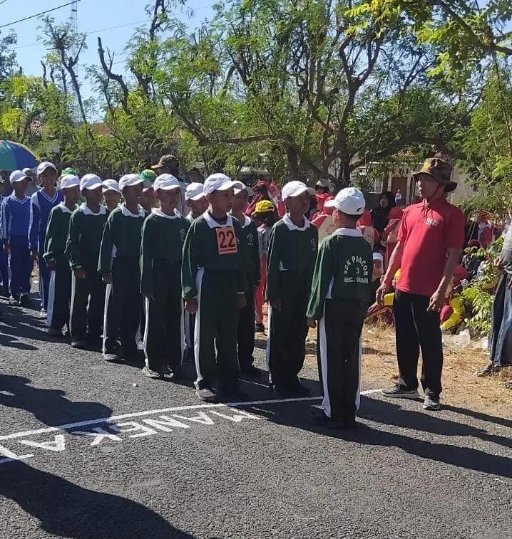Foto: Tim gerak jalan SDN 3 Pancor tampil kompak dalam lomba tingkat SD/MI se-Kecamatan Gayam.