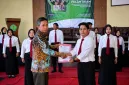 Foto: Pelantikan DPM Universitas PGRI Sumenep periode 2026–2027 ditandai dengan penyerahan sertifikat dan prosesi serah terima amanah.