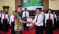 Foto: Pelantikan DPM Universitas PGRI Sumenep periode 2026–2027 ditandai dengan penyerahan sertifikat dan prosesi serah terima amanah.