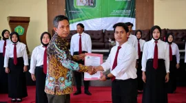 Foto: Pelantikan DPM Universitas PGRI Sumenep periode 2026–2027 ditandai dengan penyerahan sertifikat dan prosesi serah terima amanah.