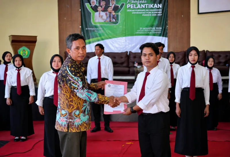 Foto: Pelantikan DPM Universitas PGRI Sumenep periode 2026–2027 ditandai dengan penyerahan sertifikat dan prosesi serah terima amanah.