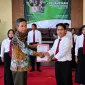 Foto: Pelantikan DPM Universitas PGRI Sumenep periode 2026–2027 ditandai dengan penyerahan sertifikat dan prosesi serah terima amanah.