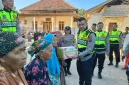 Foto: Kapolresta Sumenep menyerahkan bantuan kepada warga di Desa Nyabakan Barat.