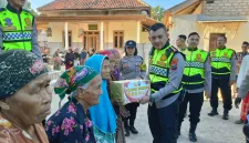 Foto: Kapolresta Sumenep menyerahkan bantuan kepada warga di Desa Nyabakan Barat.