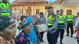 Foto: Kapolresta Sumenep menyerahkan bantuan kepada warga di Desa Nyabakan Barat.