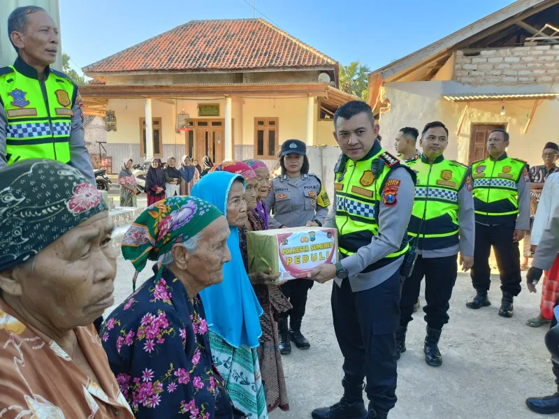 Foto: Kapolresta Sumenep menyerahkan bantuan kepada warga di Desa Nyabakan Barat.