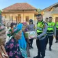 Foto: Kapolresta Sumenep menyerahkan bantuan kepada warga di Desa Nyabakan Barat.