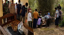 Foto: Tim gabungan bersama warga melakukan pemeriksaan dan olah TKP terkait penemuan jasad di Dusun Taroman, Batang-Batang, Sumenep.