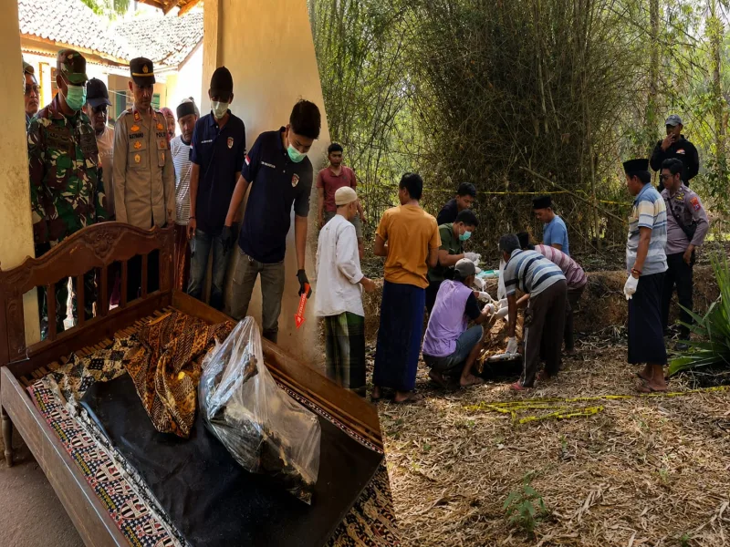 Foto: Tim gabungan bersama warga melakukan pemeriksaan dan olah TKP terkait penemuan jasad di Dusun Taroman, Batang-Batang, Sumenep.