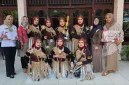 DWP RSUD dr. H. Moh. Anwar Sumenep berfoto bersama usai meraih Juara Gold dalam lomba menyanyi lagu daerah Nusantara dalam rangkaian peringatan HUT ke-81 Kemerdekaan RI.