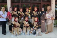 DWP RSUD dr. H. Moh. Anwar Sumenep berfoto bersama usai meraih Juara Gold dalam lomba menyanyi lagu daerah Nusantara dalam rangkaian peringatan HUT ke-81 Kemerdekaan RI.