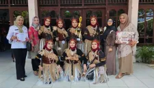 DWP RSUD dr. H. Moh. Anwar Sumenep berfoto bersama usai meraih Juara Gold dalam lomba menyanyi lagu daerah Nusantara dalam rangkaian peringatan HUT ke-81 Kemerdekaan RI.