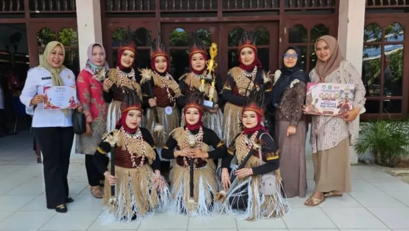DWP RSUD dr. H. Moh. Anwar Sumenep berfoto bersama usai meraih Juara Gold dalam lomba menyanyi lagu daerah Nusantara dalam rangkaian peringatan HUT ke-81 Kemerdekaan RI.
