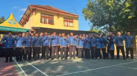 Jajaran pegawai Diskominfo Sumenep berfoto bersama dalam rangka memperingati HUT ke-81 Kemerdekaan RI