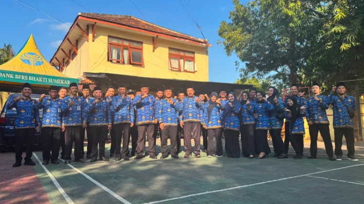 Jajaran pegawai Diskominfo Sumenep berfoto bersama dalam rangka memperingati HUT ke-81 Kemerdekaan RI