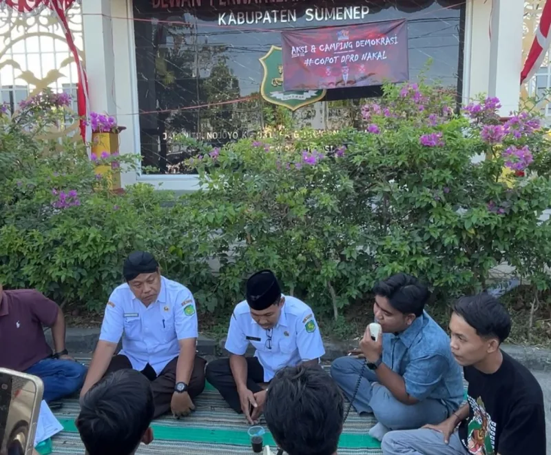 Persatuan Pemuda Independen menggelar aksi demonstrasi jilid III sekaligus Camping Demokrasi di depan Gedung DPRD Kabupaten Sumenep, Rabu (2/9/2026)
