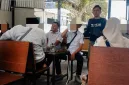 Foto: Sejumlah orang berseragam dinas di Warkop El-Malik, wajah diblur.