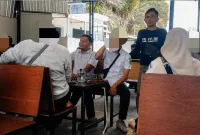 Foto: Sejumlah orang berseragam dinas di Warkop El-Malik, wajah diblur.