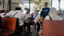 Foto: Sejumlah orang berseragam dinas di Warkop El-Malik, wajah diblur.