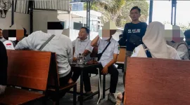 Foto: Sejumlah orang berseragam dinas di Warkop El-Malik, wajah diblur.