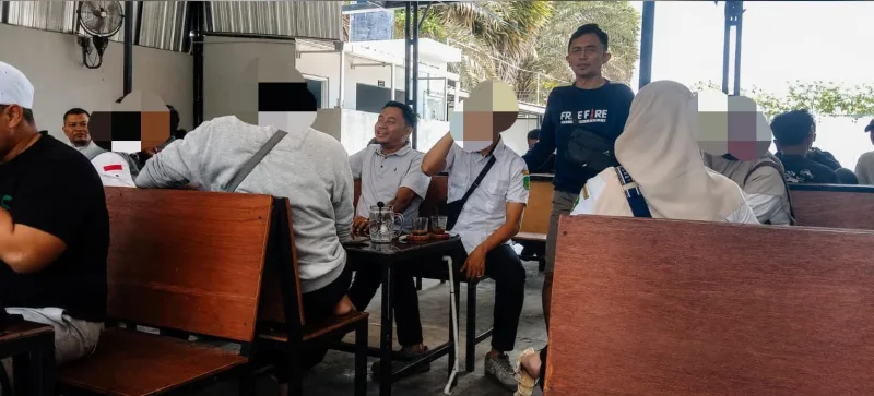 Foto: Sejumlah orang berseragam dinas di Warkop El-Malik, wajah diblur.