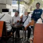 Foto: Sejumlah orang berseragam dinas di Warkop El-Malik, wajah diblur.