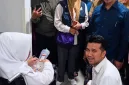 Foto: Wagub Jatim Emil Dardak (duduk bawah, kemeja putih) saat meninjau pasien dugaan keracunan MBG di Sidoarjo.