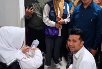 Foto: Wagub Jatim Emil Dardak (duduk bawah, kemeja putih) saat meninjau pasien dugaan keracunan MBG di Sidoarjo.