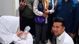 Foto: Wagub Jatim Emil Dardak (duduk bawah, kemeja putih) saat meninjau pasien dugaan keracunan MBG di Sidoarjo.