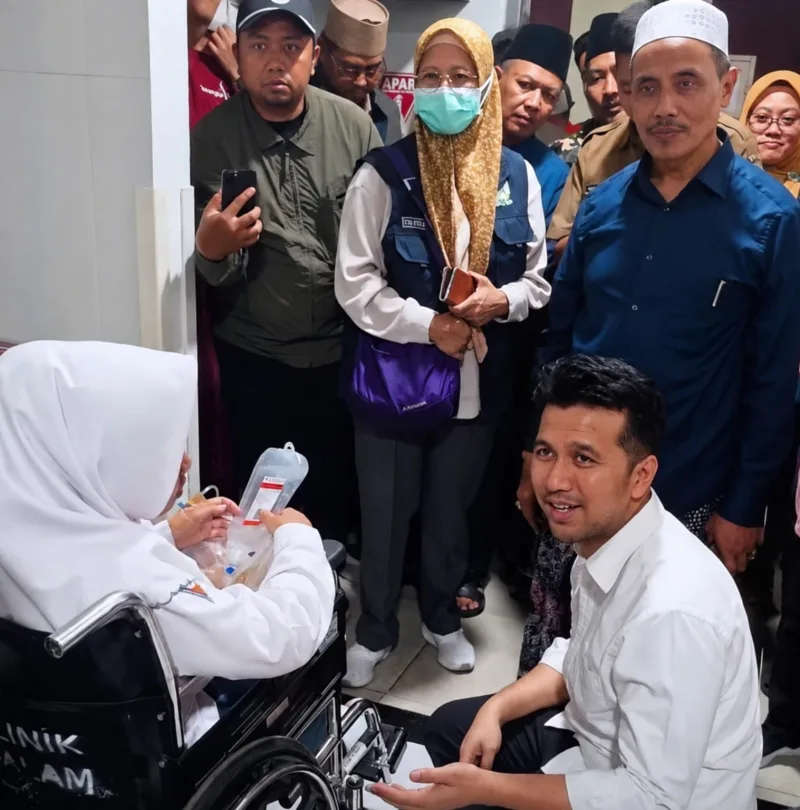 Foto: Wagub Jatim Emil Dardak (duduk bawah, kemeja putih) saat meninjau pasien dugaan keracunan MBG di Sidoarjo.