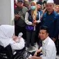 Foto: Wagub Jatim Emil Dardak (duduk bawah, kemeja putih) saat meninjau pasien dugaan keracunan MBG di Sidoarjo.
