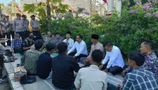 Perwakilan Pergerakan Pemuda Indonesia (PPI) terlihat berdialog dengan pihak DPRD Kabupaten Sumenep dan aparat kepolisian di halaman kantor DPRD