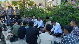 Perwakilan Pergerakan Pemuda Indonesia (PPI) terlihat berdialog dengan pihak DPRD Kabupaten Sumenep dan aparat kepolisian di halaman kantor DPRD