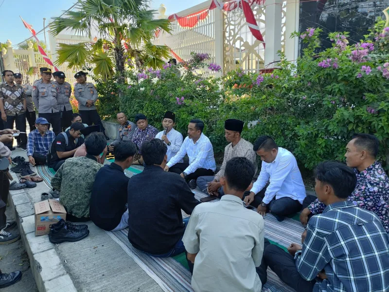 Perwakilan Pergerakan Pemuda Indonesia (PPI) terlihat berdialog dengan pihak DPRD Kabupaten Sumenep dan aparat kepolisian di halaman kantor DPRD