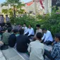 Perwakilan Pergerakan Pemuda Indonesia (PPI) terlihat berdialog dengan pihak DPRD Kabupaten Sumenep dan aparat kepolisian di halaman kantor DPRD