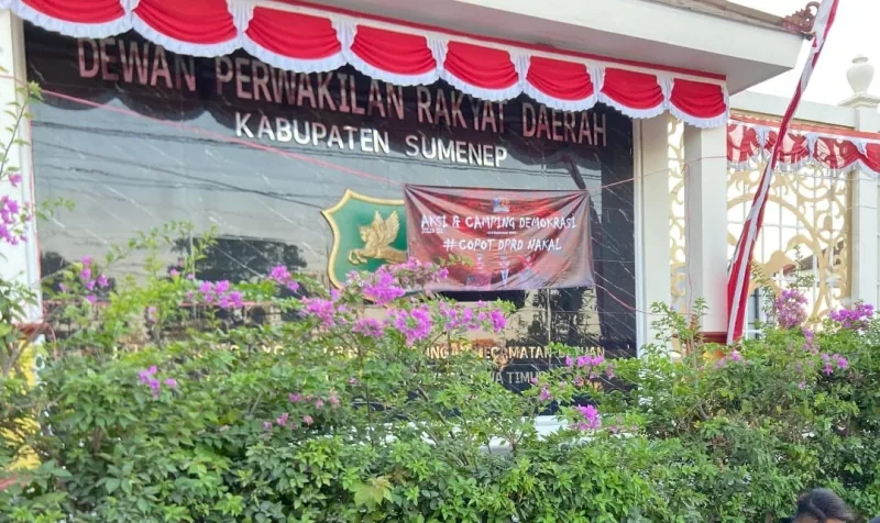 Foto: Suasana aksi PPI di depan Gedung DPRD Kabupaten Sumenep.