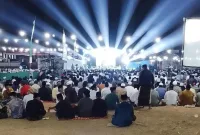 Foto: Ribuan jamaah mengikuti pengajian dan pembacaan Sholawat Nariyah Ittisholana di Lapangan Kecamatan Batang-Batang, Sumenep.