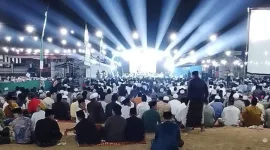 Foto: Ribuan jamaah mengikuti pengajian dan pembacaan Sholawat Nariyah Ittisholana di Lapangan Kecamatan Batang-Batang, Sumenep.