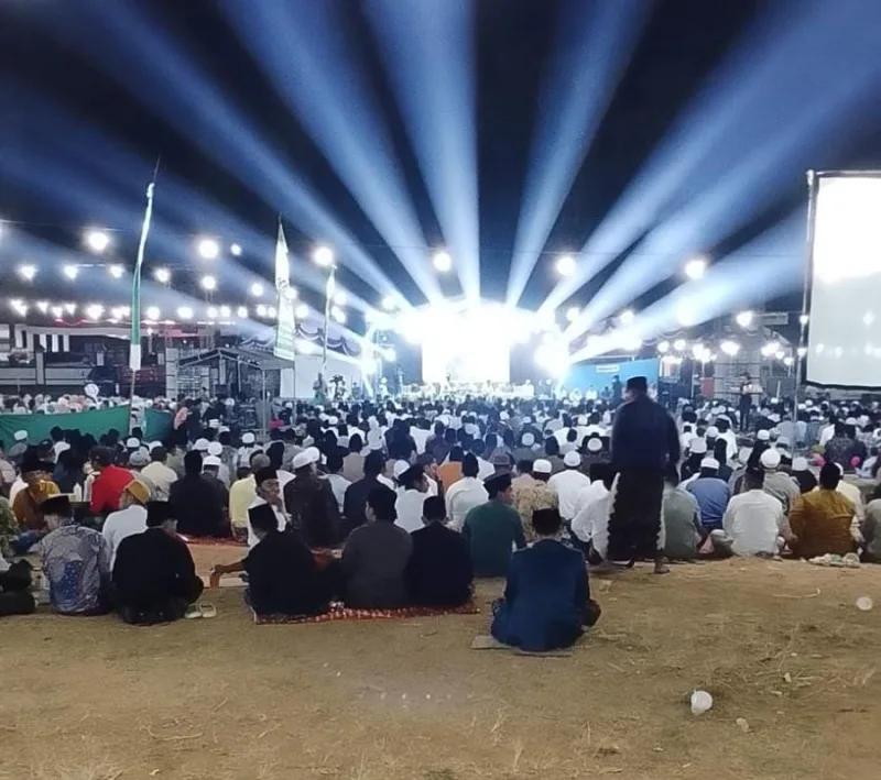 Foto: Ribuan jamaah mengikuti pengajian dan pembacaan Sholawat Nariyah Ittisholana di Lapangan Kecamatan Batang-Batang, Sumenep.