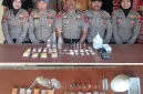 Foto: Polisi menunjukkan barang bukti sabu hasil pengungkapan di Masalembu.