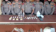 Foto: Polisi menunjukkan barang bukti sabu hasil pengungkapan di Masalembu.