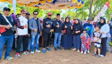 Foto: Ketua DPD PSI Sumenep R. Achmad Djony Tunaidy bersama jajaran saat Kerapan Sapi Hias Pagar Batu.