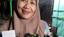 Foto: Senyum seorang ibu, di baliknya tersimpan doa yang tak pernah berhenti untuk anak-anaknya.